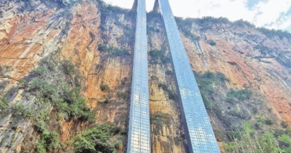 China instala un ascensor de 288 metros para que los niños lleguen a la escuela