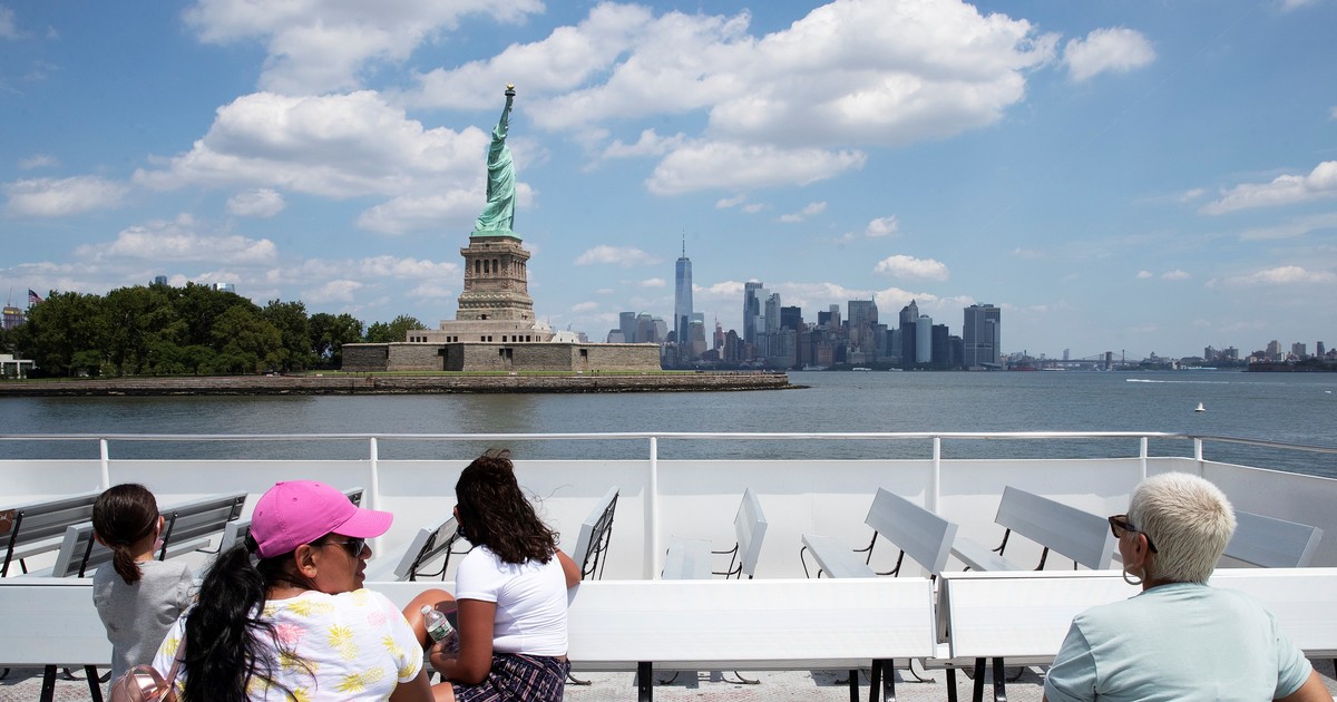 Tragedia en Nueva York: una mujer y una beba mueren al volcar una lancha cerca de la Estatua de la Libertad