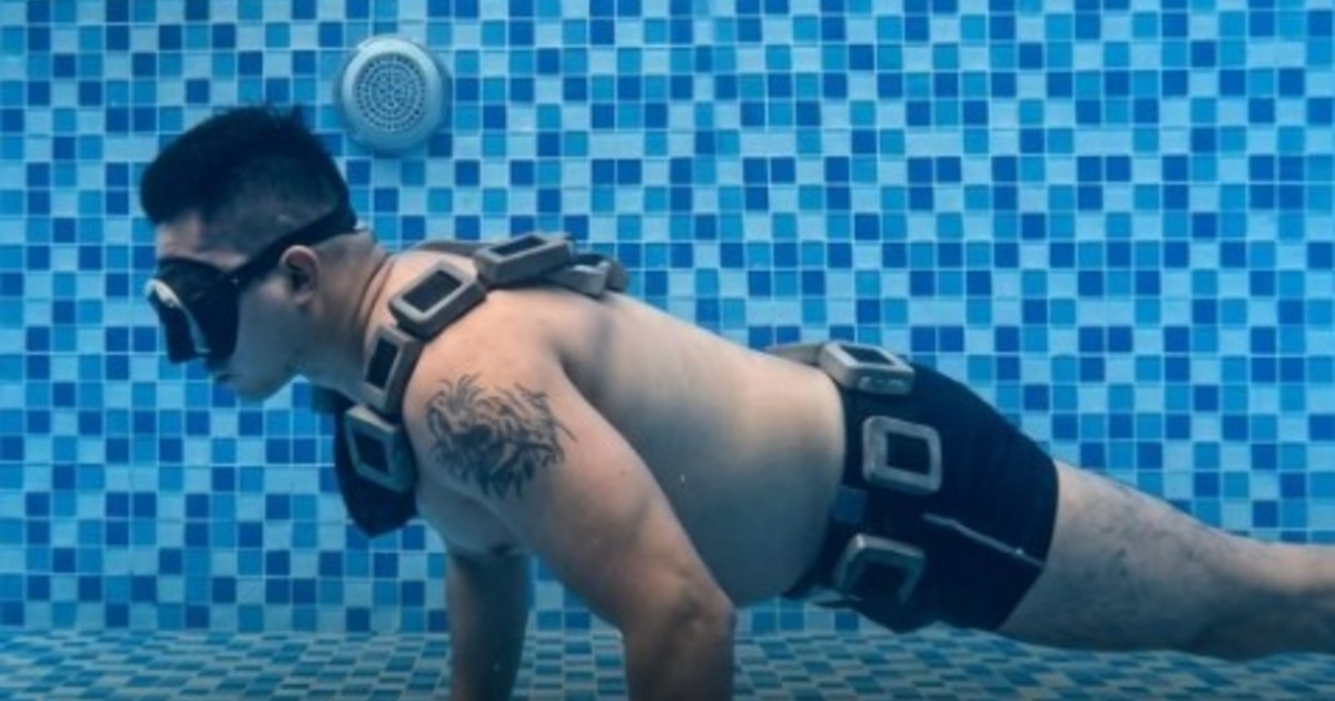 Récord sobrehumano: 86 flexiones bajo el agua sin respirar