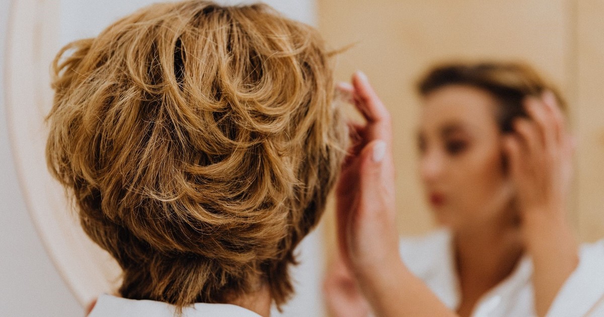 Cortes que rejuvenecen: peluqueras revelan por qué el corte de los 20 ya no funciona
