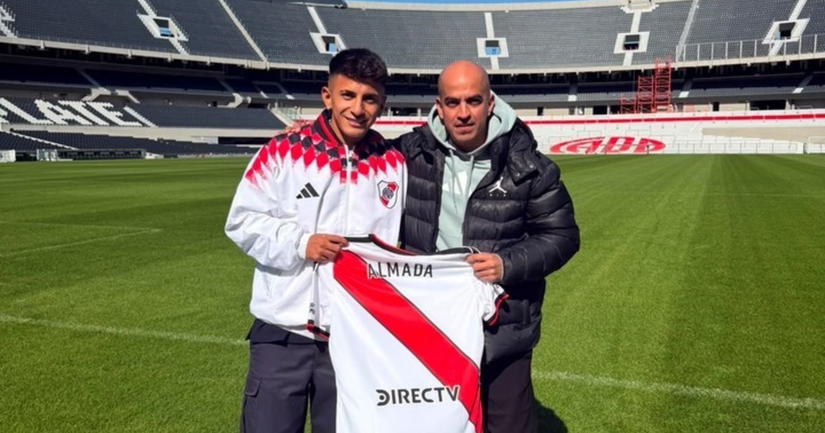 De mascota a figura: Thiago Almada cumple un sueño familiar en River