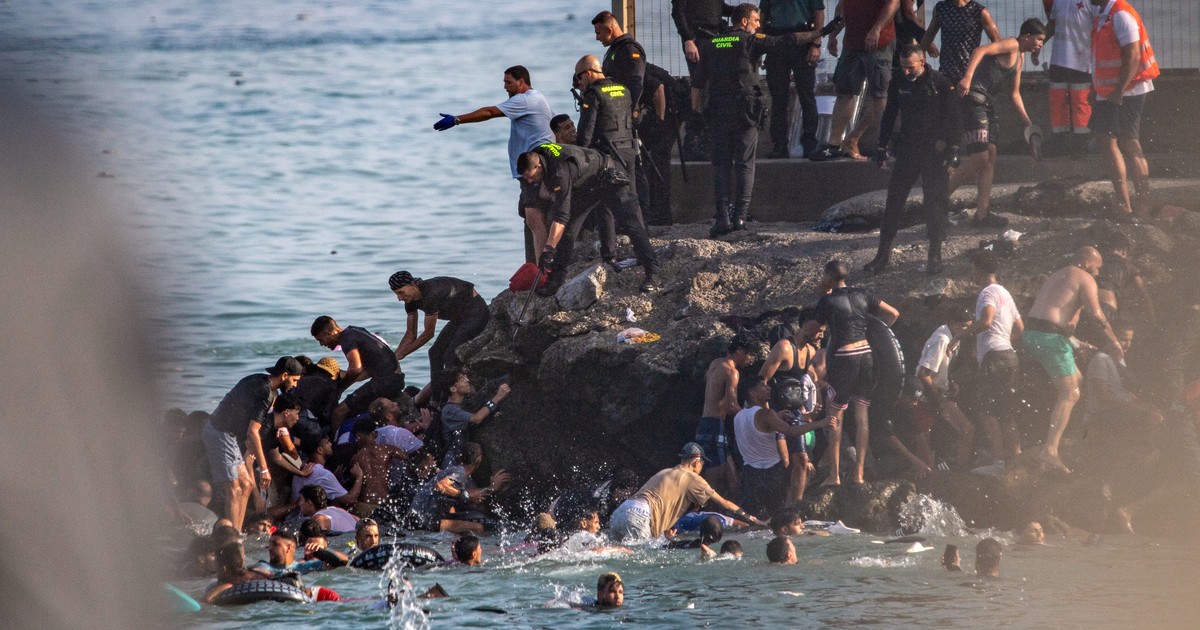 España refuerza con militares la frontera de Ceuta ante la avalancha migratoria