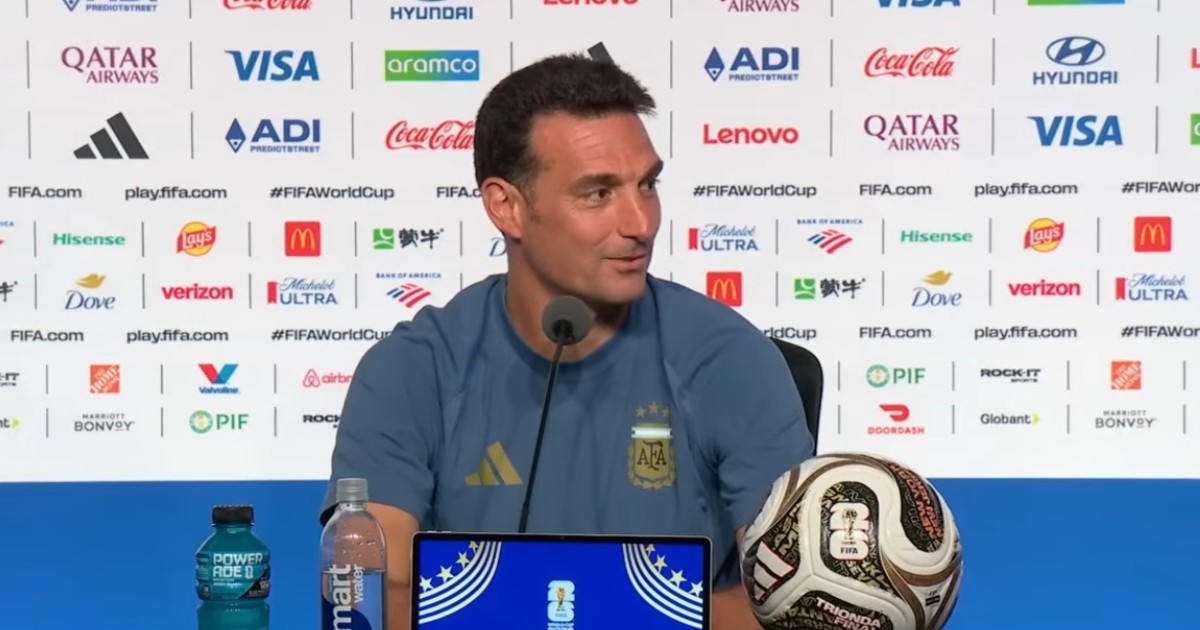 Scaloni y su esposa protagonizan un divertido momento en conferencia tras el triunfo argentino