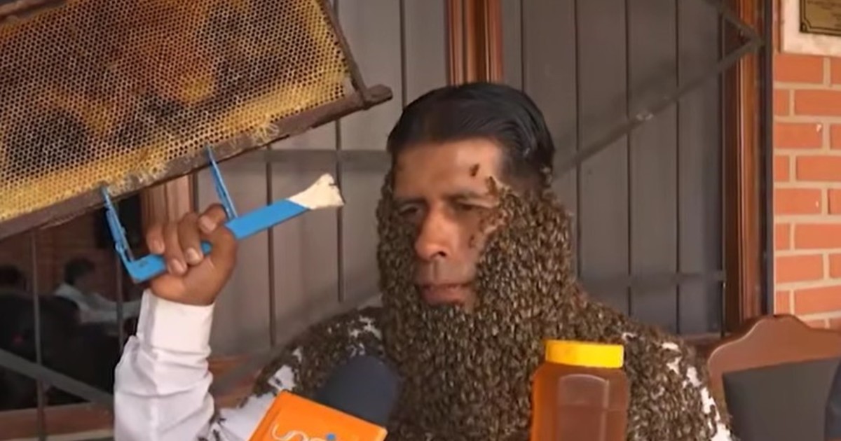 Un apicultor se hizo un baño de abejas en vivo para concientizar sobre el medio ambiente