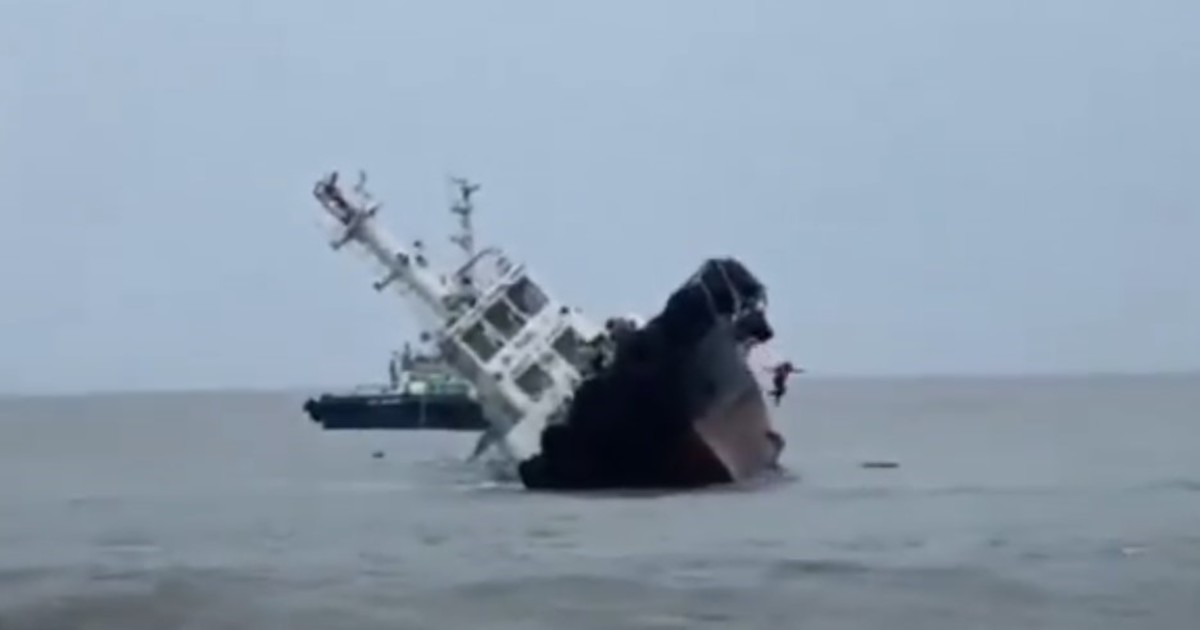 Escape dramático en Filipinas: un remolcador se hundía y la tripulación saltó al mar