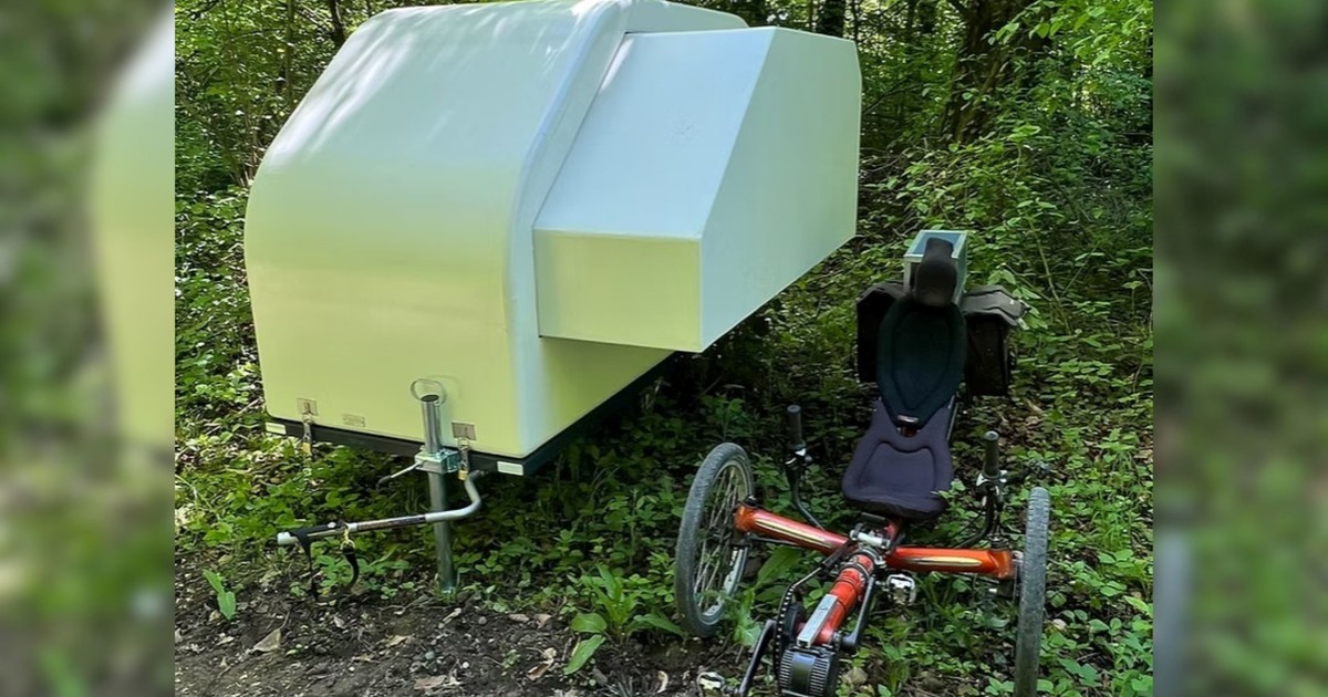 Minicaravana para bicicletas: 52 kilos, se expande al acampar y tiene cama para dos y baño