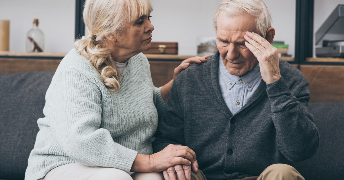 Psicólogo explica cómo comunicarse con pacientes de Alzheimer: escuchar y validar emociones