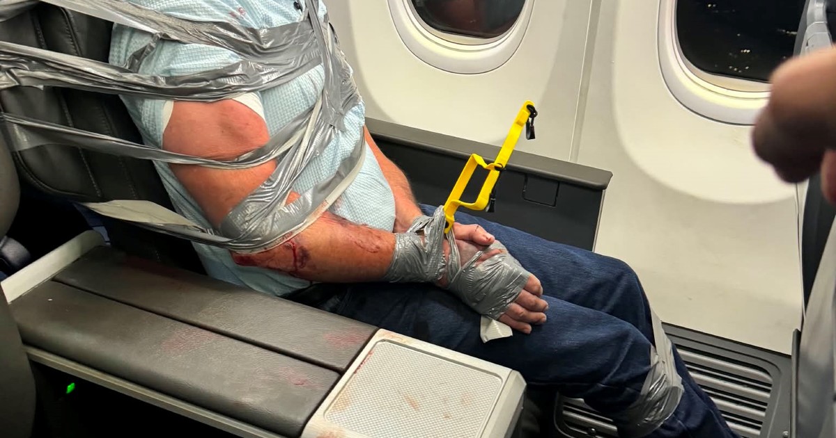 Escándalo en pleno vuelo: pasajero alcoholizado atacó a la tripulación y el avión tuvo que desviarse