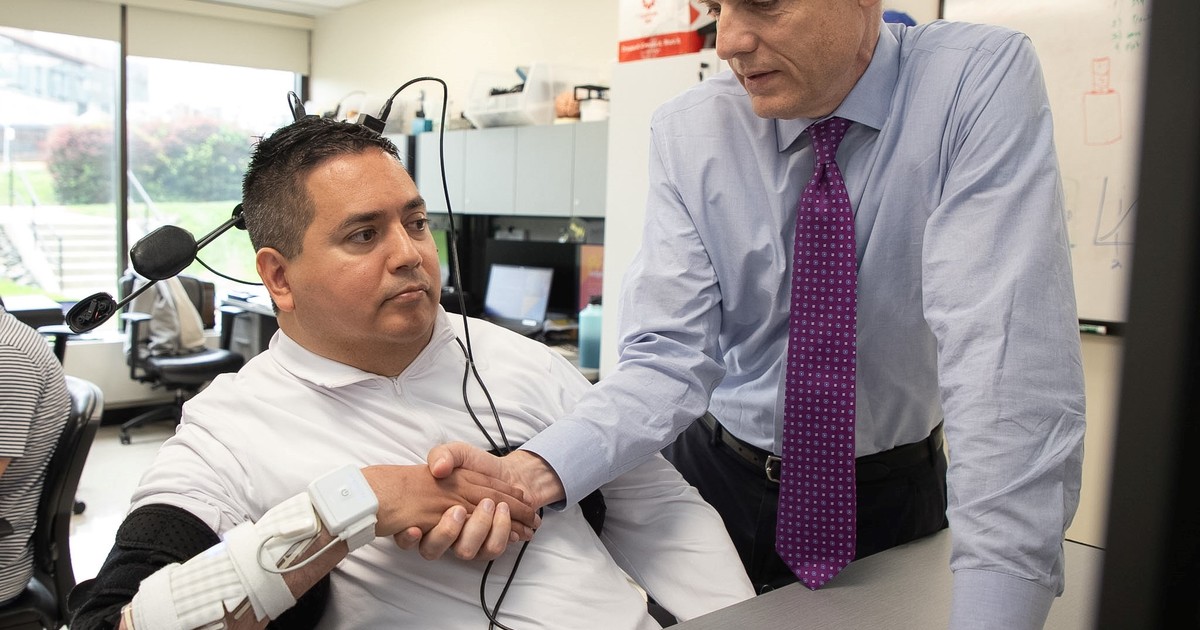 Implante cerebral devuelve movimiento y tacto a tetrapléjico por primera vez