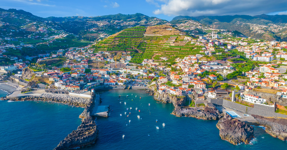 La ciudad europea que seduce a los mayores de 65: clima templado y jardines floridos todo el año