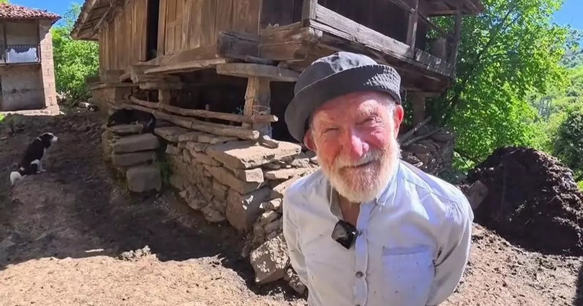 A sus 94 años, vive solo en una aldea sin electricidad: un consejo para los jóvenes