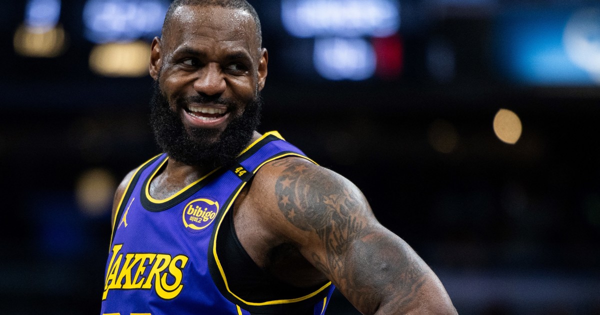LeBron James firma con Philadelphia por un salario mínimo y va por su quinto anillo