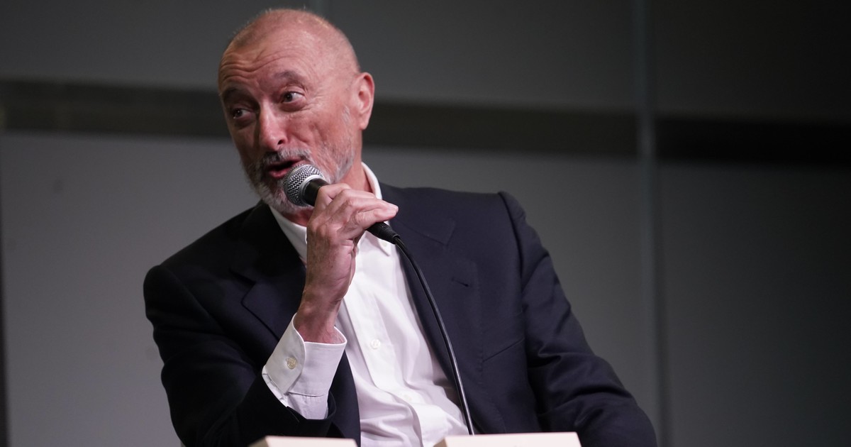 Arturo Pérez-Reverte: “Los recuerdos de guerra son racimos de cerezas”