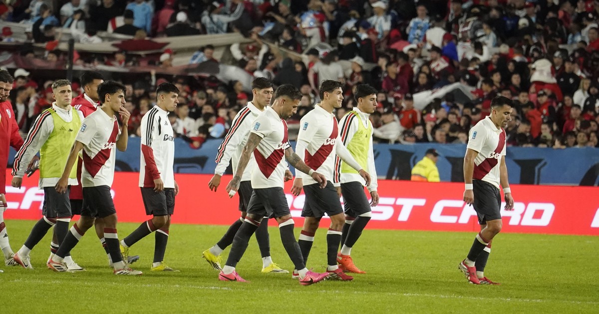 River tropezó en el debut de Otamendi y Correa: cayó con Barracas Central y complicó su promedio