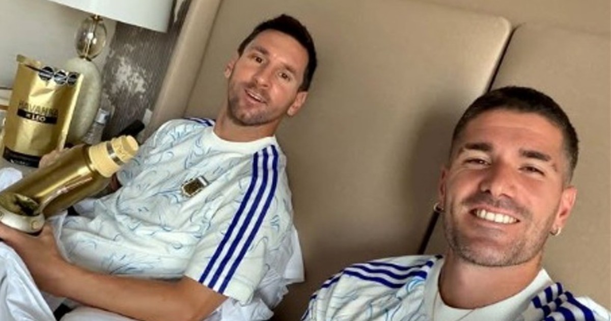 Messi y De Paul celebran con mate y alfajores tras el triunfo ante Inglaterra