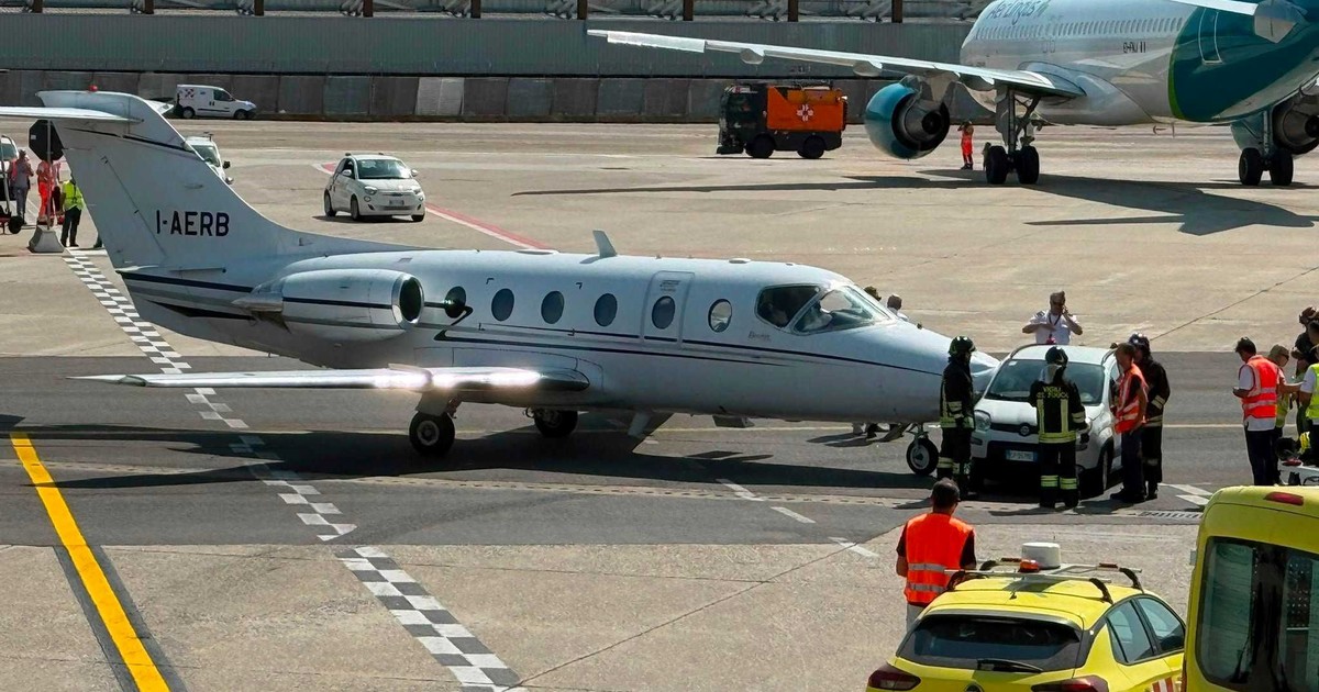 Choque insólito en Milán: un auto de asistencia embistió a un jet privado
